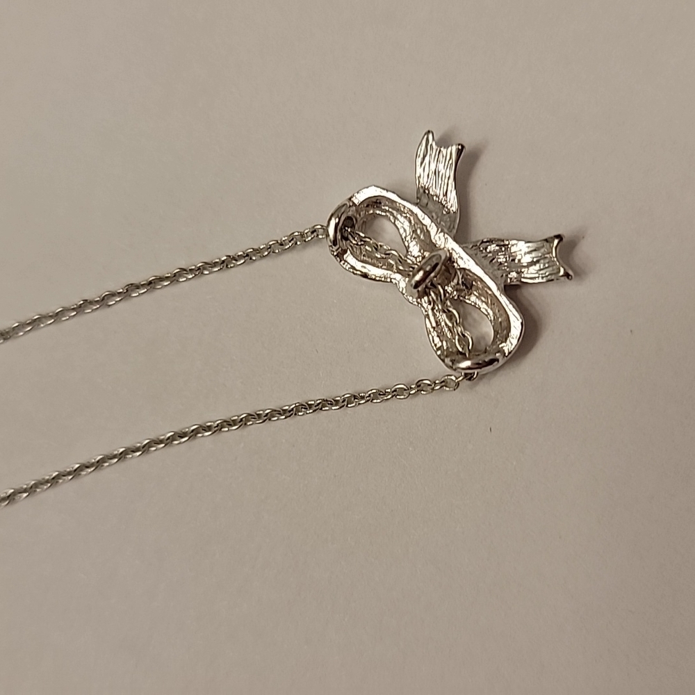 SALE 😍 4/$15 EUC Charming Charlie's Silvertone Bow Necklace - Picture 5 of 5